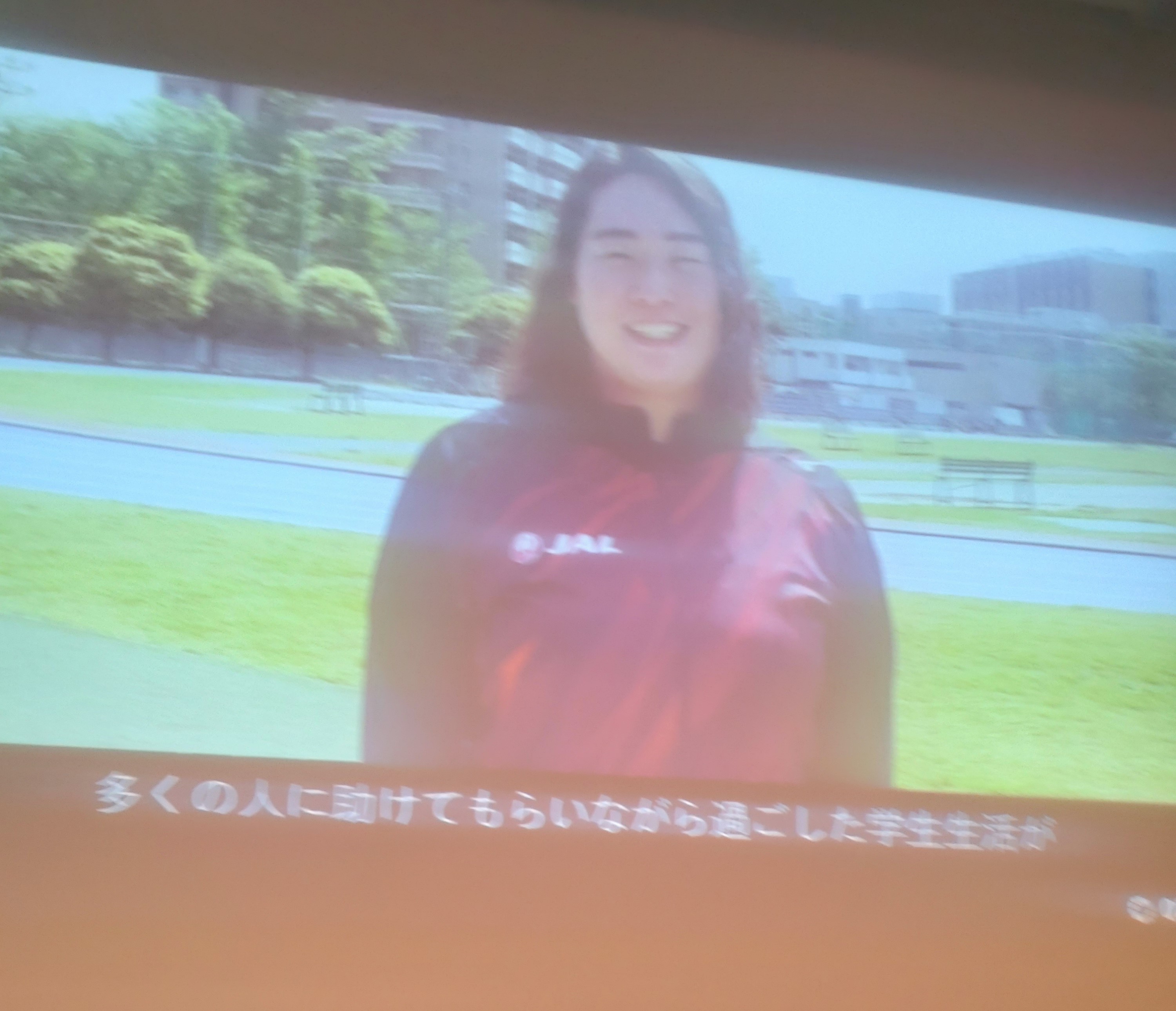 スクリーンに映し出された北口選手のビデオメッセージ