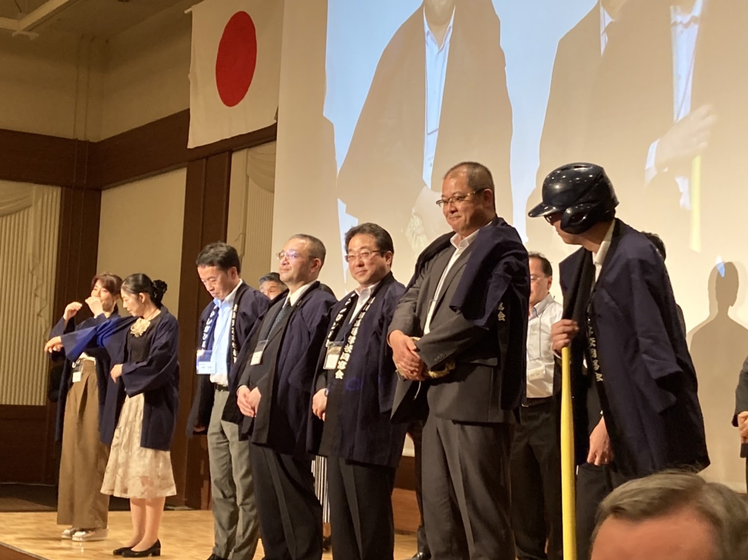 ステージでの引継ぎ式の様子