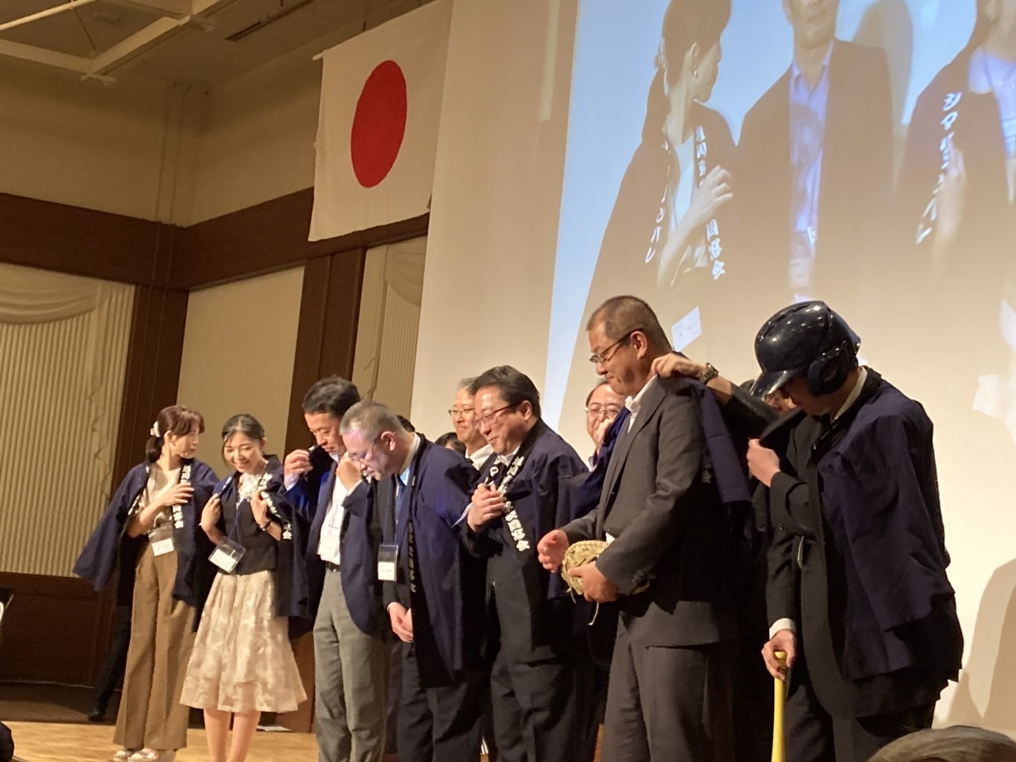 ステージでの引継ぎ式の様子 2