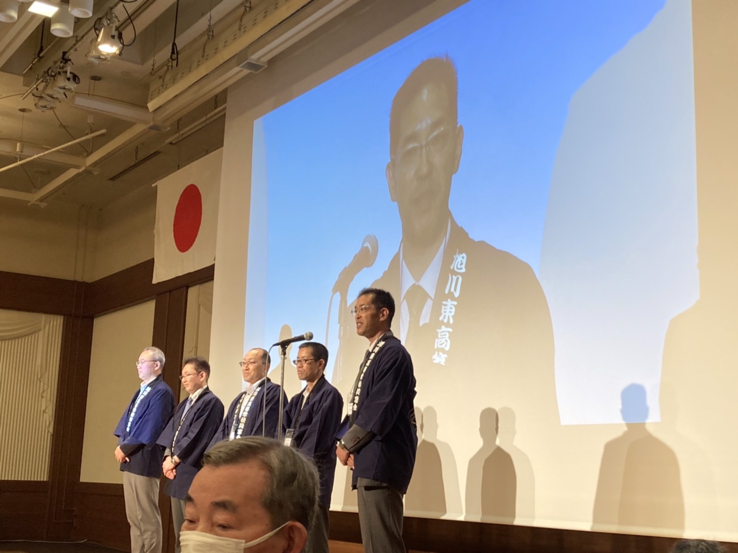 ステージ上で挨拶する当番長