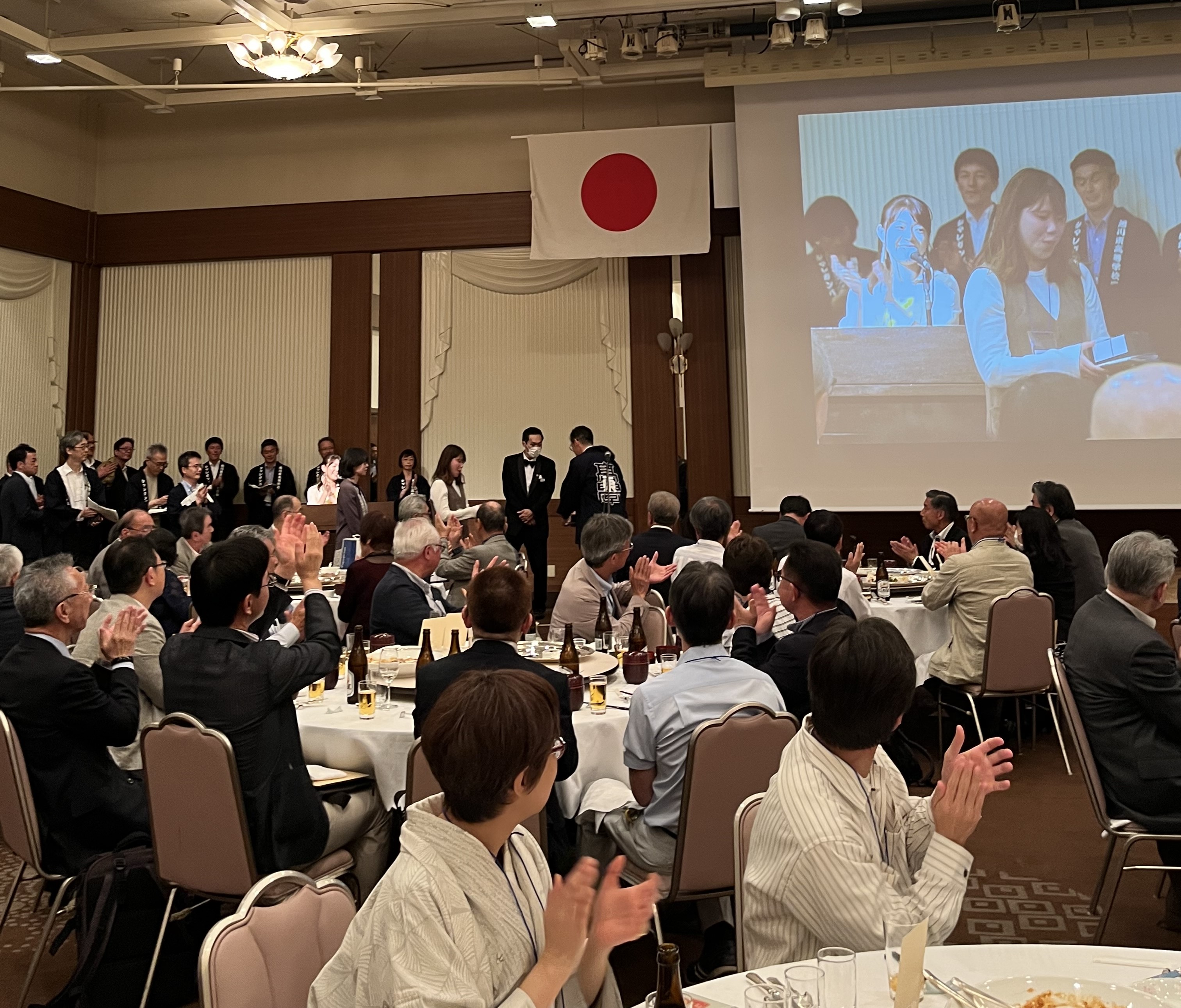 会場とステージの様子