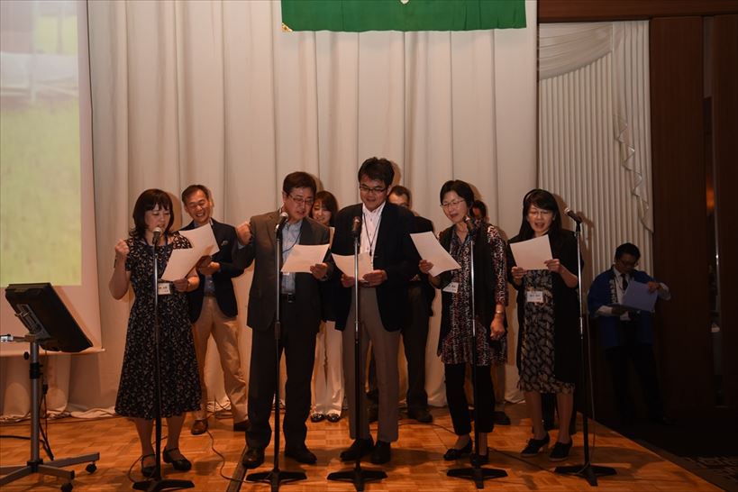 「みんなで唄おう」の一場面