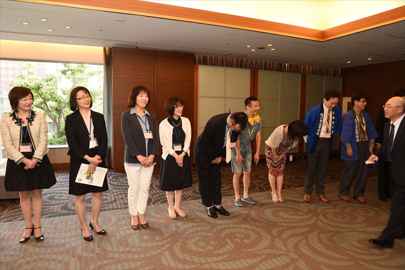 閉会後の一場面