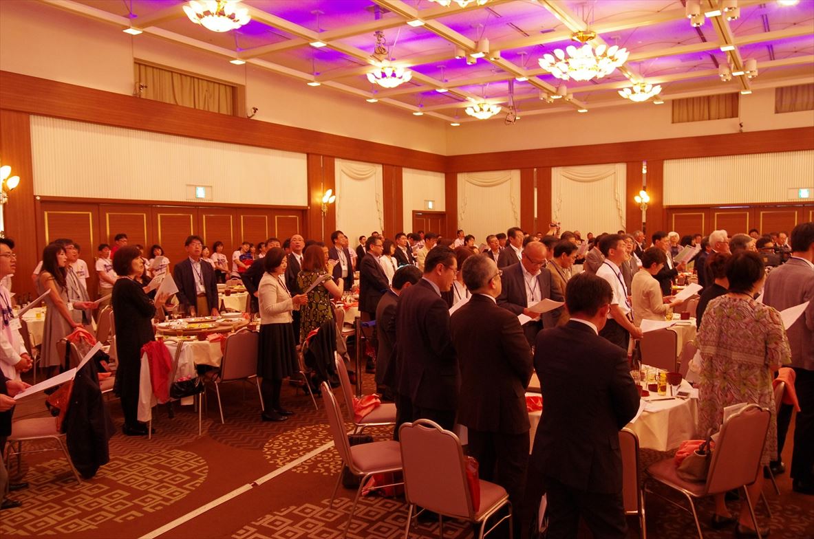 懇親会　校歌斉唱