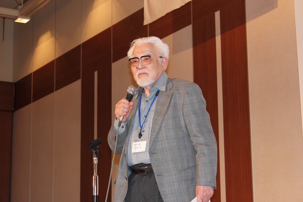 懇親会　最年長表彰 岡野哲様(旭中４０期)